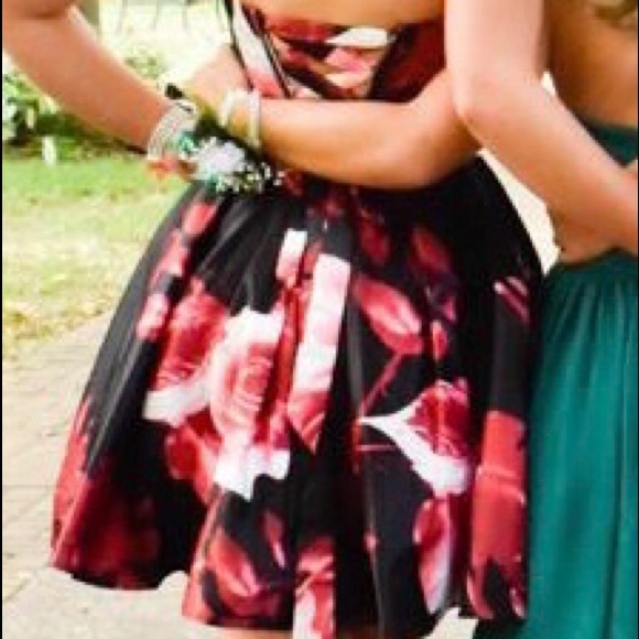 Homecoming dress like new - Picture 2 of 3